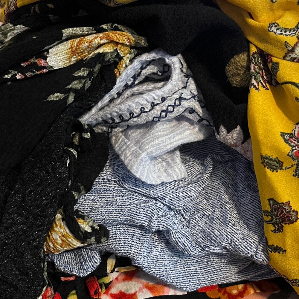 MYSTERY BUNDLE OF 5-10 EARLY-MID 2010s CLOTHING BUNDLE